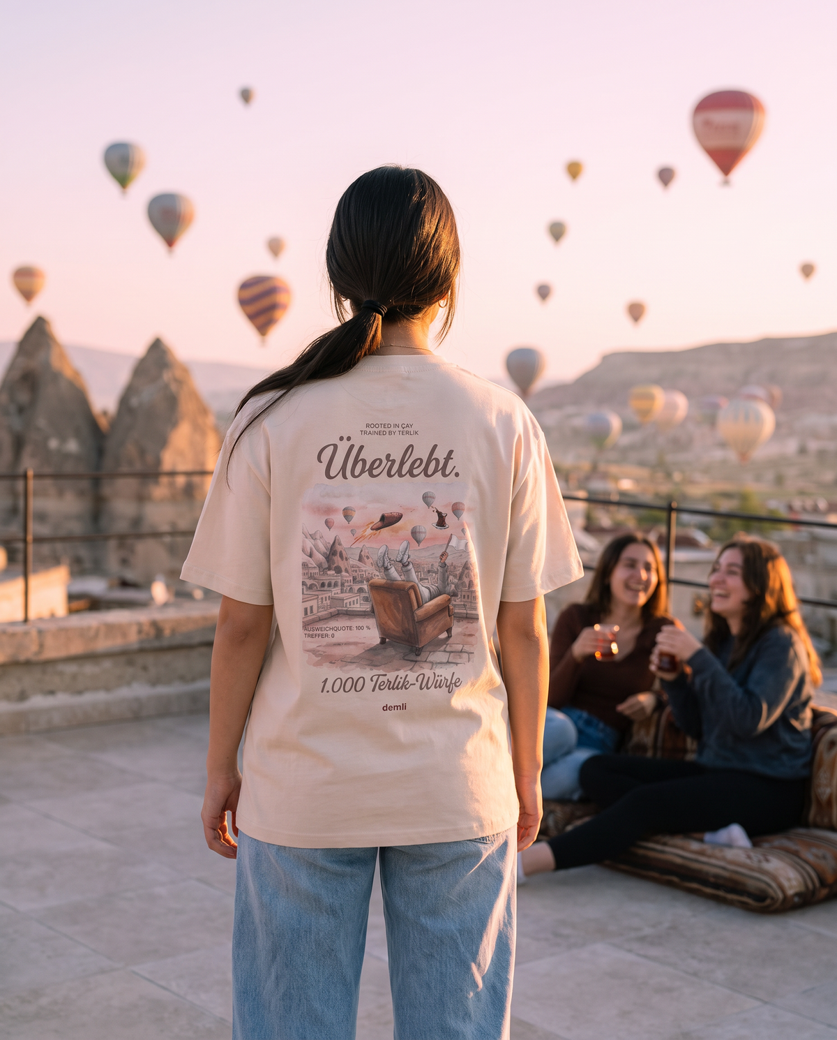 Frau im demli Überlebt. Shirt auf einer Dachterrasse in Kappadokien