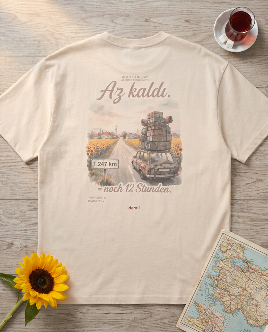 demli Az kaldı. Shirt flach auf einem Holztisch mit Tee und Sonnenblume