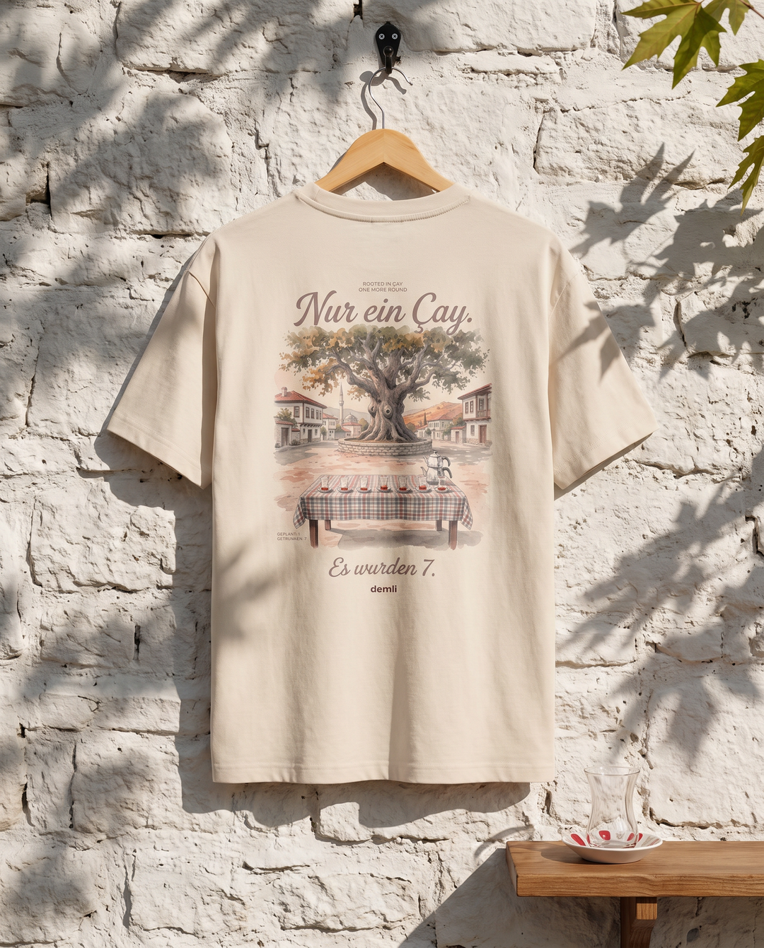 demli Nur ein Çay. Shirt auf einem Holzbügel